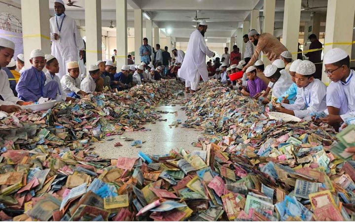 পাগলা মসজিদের দানবাক্সে এবার ২৭ বস্তা টাকা, চলছে গণনা